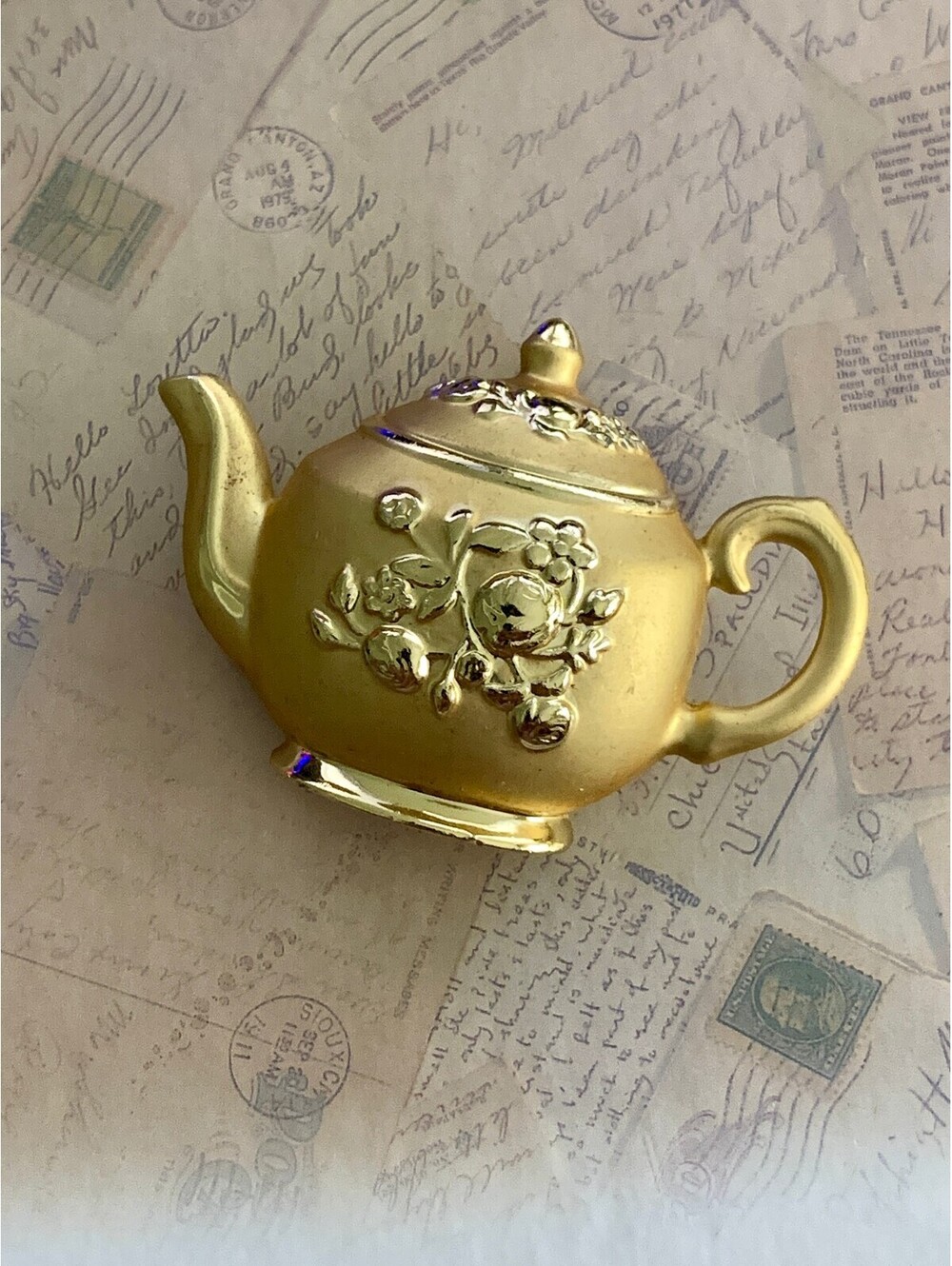 Vintage Charming Gold Teapot Brooch with Floral Detail - Elegant Pin Accessory